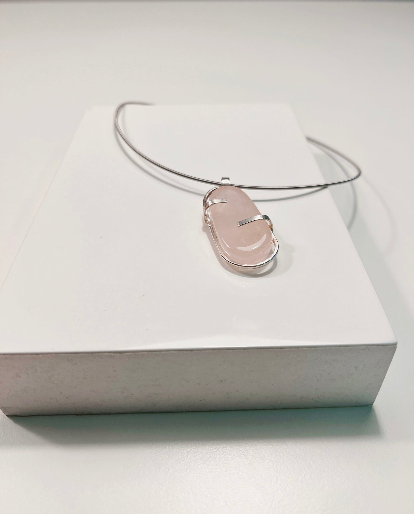 COLGANTE CUARZO ROSA  Y PLATA - LOVE IN A BOX