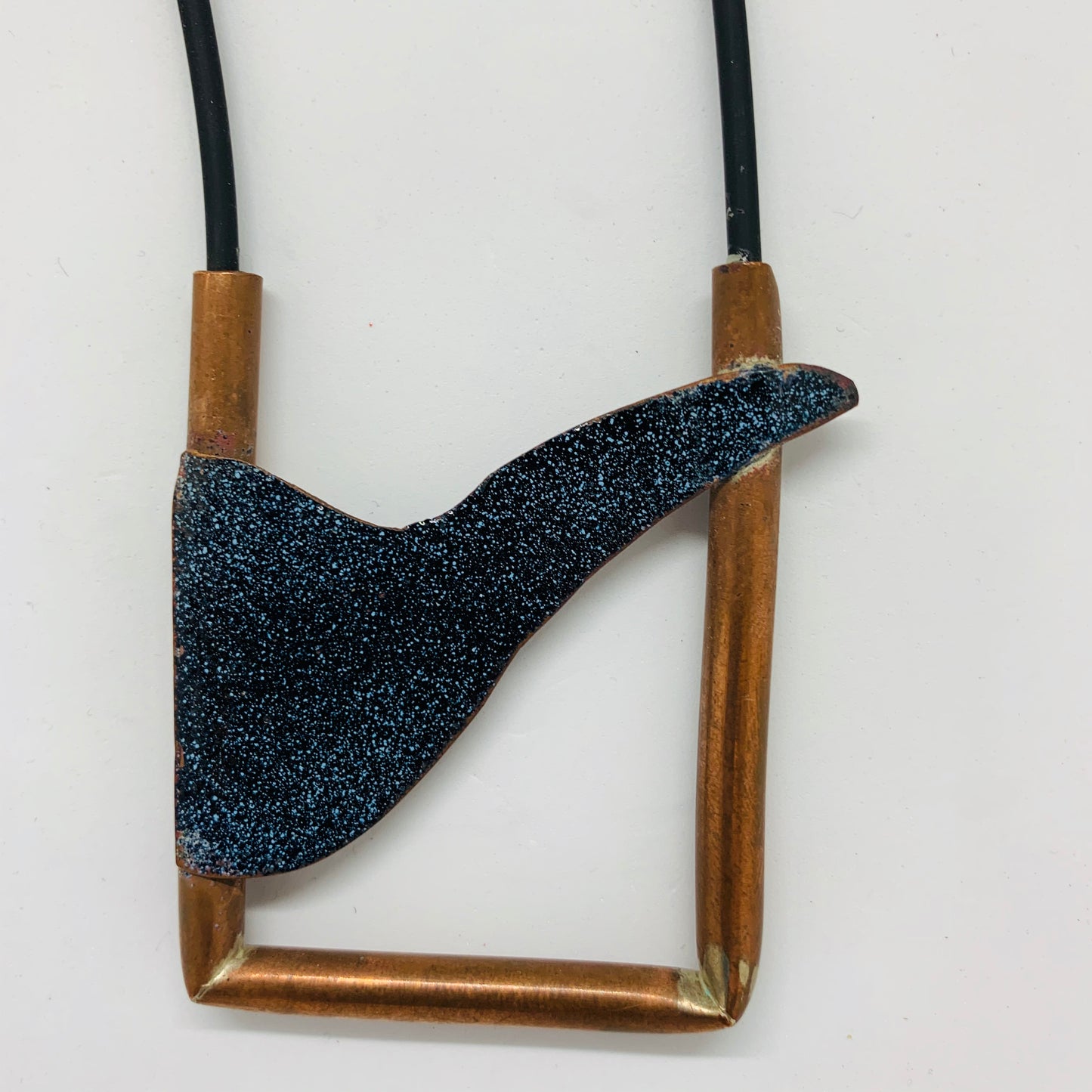 COLGANTE COBRE Y ESMALTE - JOYERÍA CONTEMPORÁNEA - MIA QUEROL JOIA