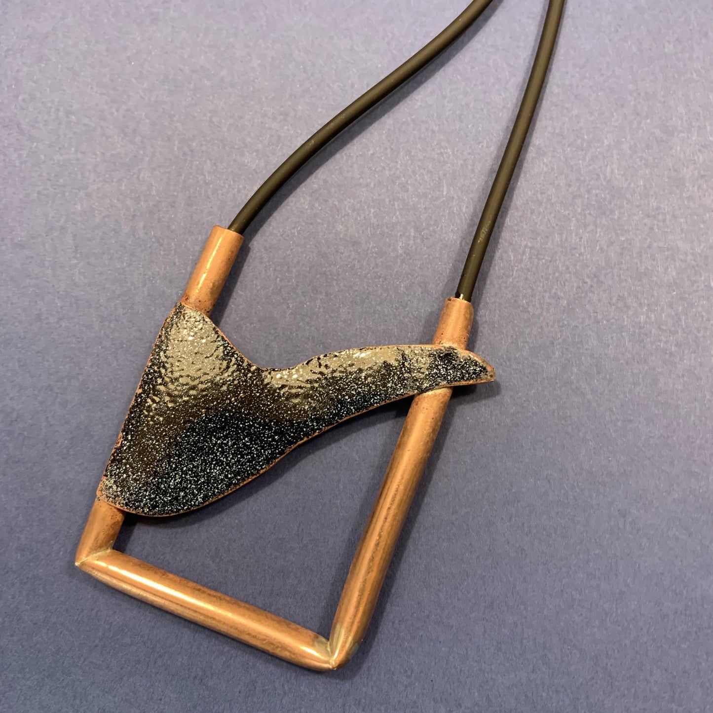 COLGANTE COBRE Y ESMALTE - JOYERÍA HANDMADE - MIA QUEROL JOIA