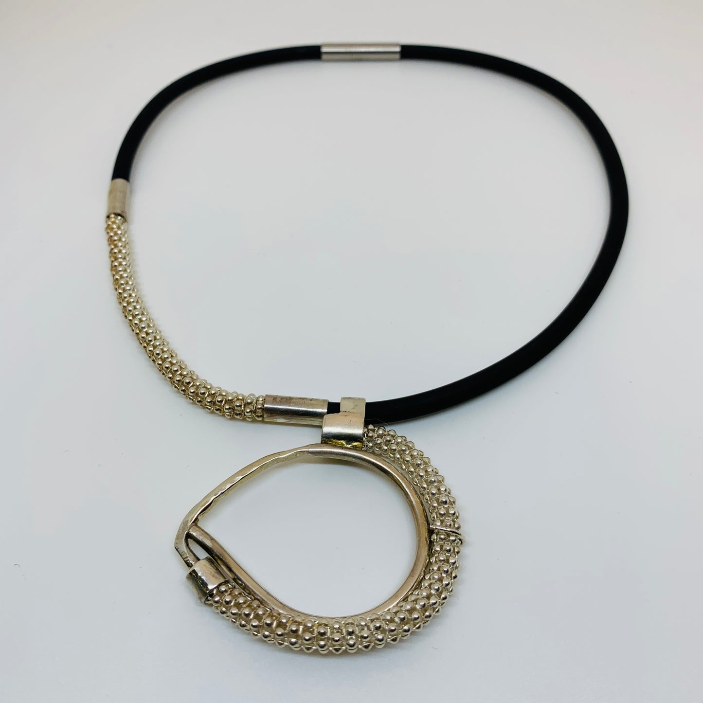 COLLAR PLATA Y CAUCHO - SNAKE CHAIN