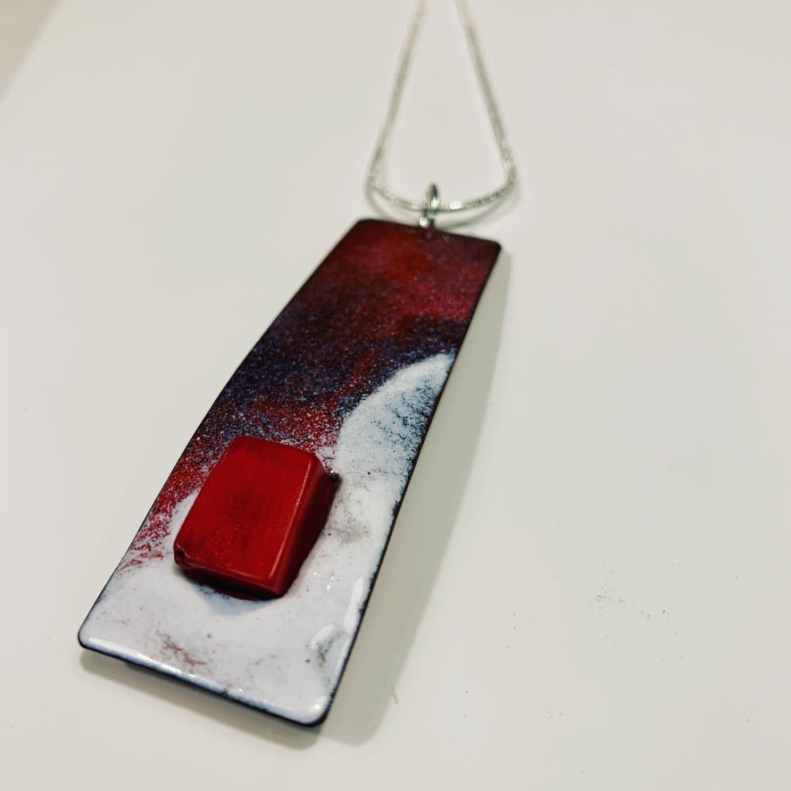 COLGANTE DE ESMALTE CON CORAL ROJO