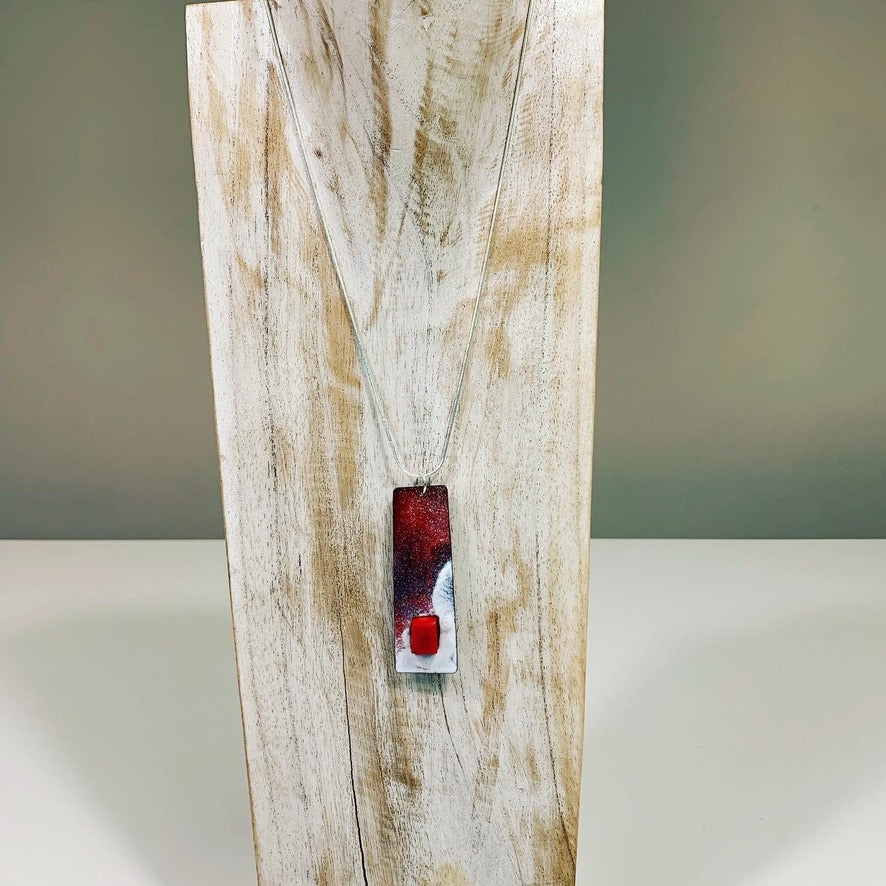 COLGANTE DE ESMALTE CON CORAL ROJO